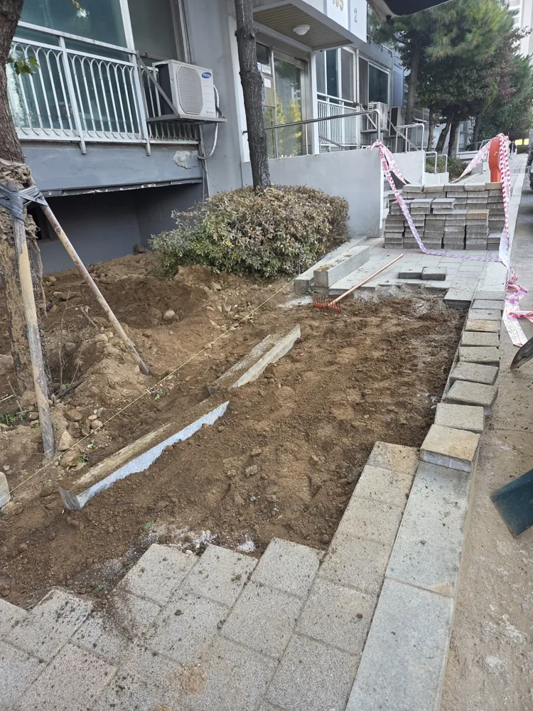 공동주택 단지 화단 옆 구간이 침하로 파헤쳐진 시공 전 현장
