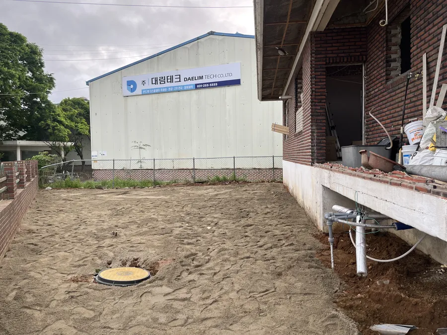 점검구 주변 블럭이 걷어져 모래바닥이 드러난 시공 전 현장