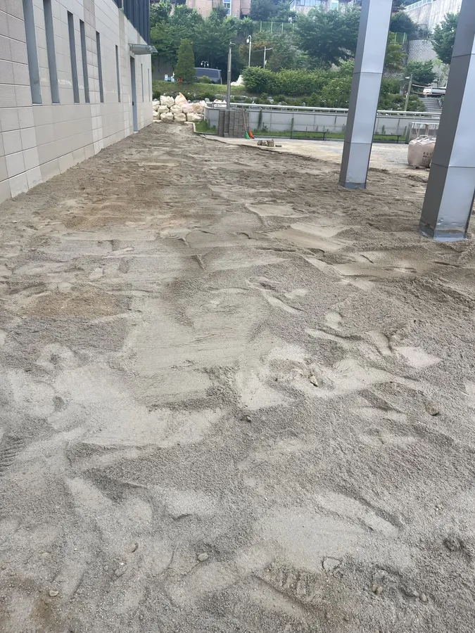 건물 옆 넓은 마당 전체가 모래바닥으로 남은 시공 전 현장