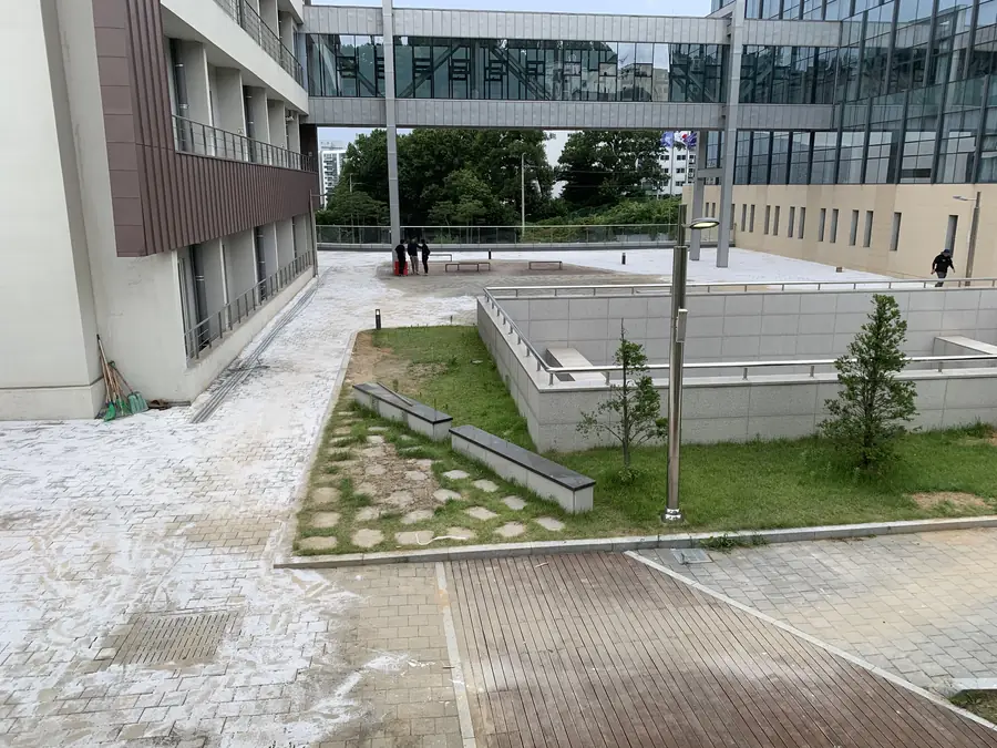 같은 마당에 보도블럭과 데크를 새로 마감한 모습