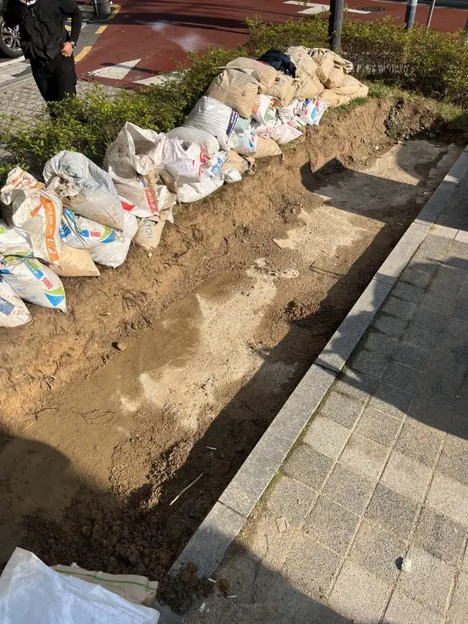 보도블럭수리 전 바닥층 노출 구간