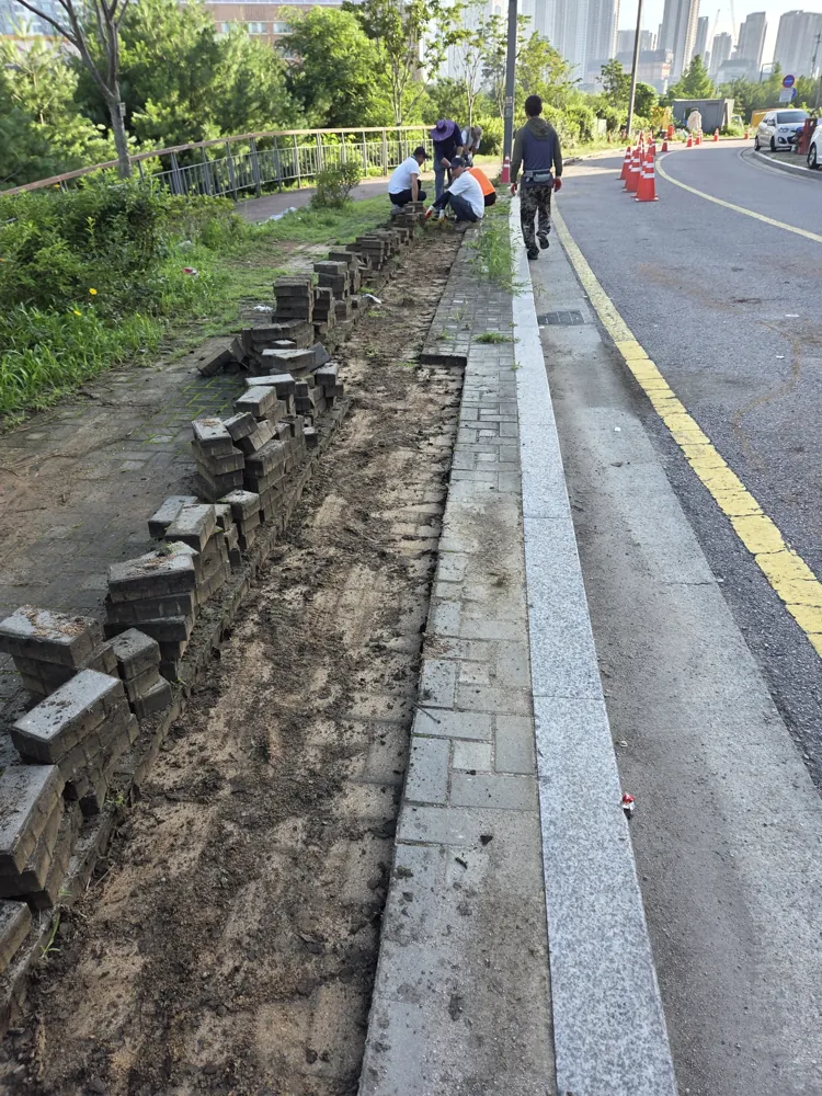 도로변 보도블럭을 걷어내고 새 블럭을 까는 작업이 진행 중인 시공 전 현장
