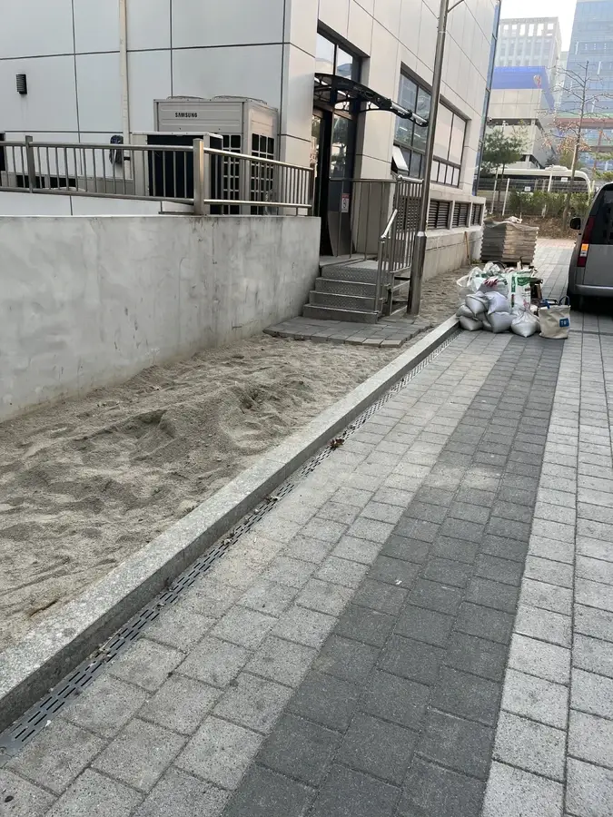 보도블럭수리 전 바닥층 노출 구간