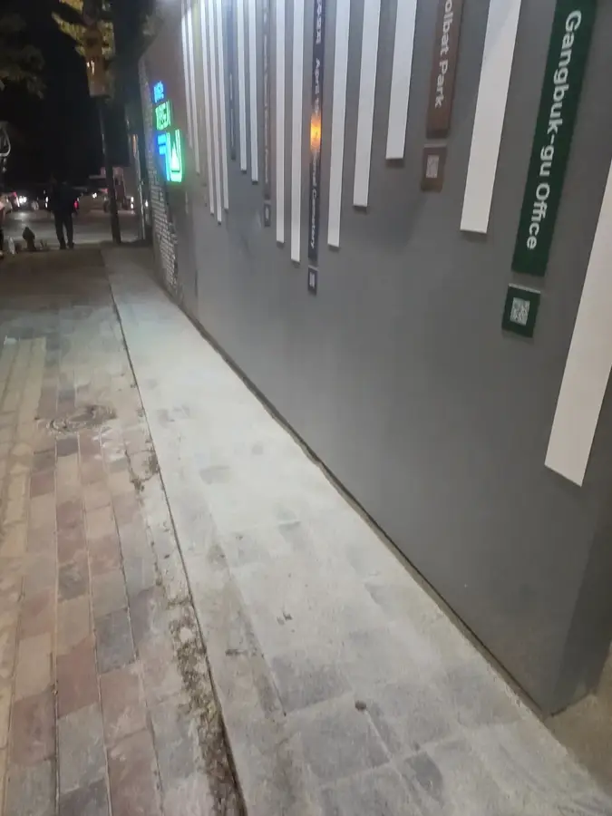 보도블럭수리 후 정리된 바닥