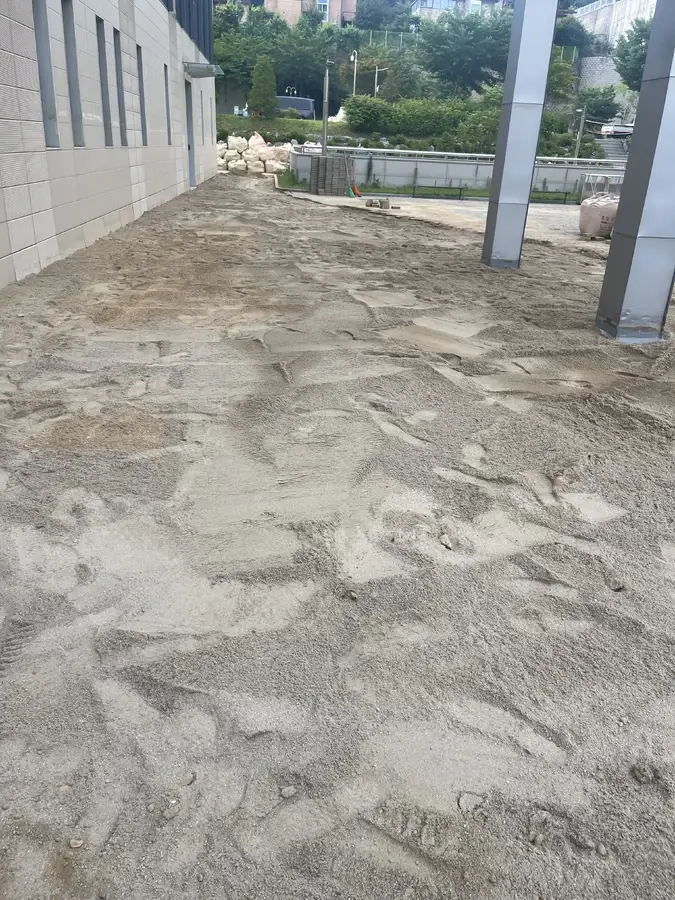 보도블럭수리 전 바닥층 노출 구간
